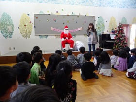 サンタさんが園児に語りかけている様子