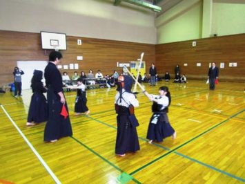 女児が試合している様子