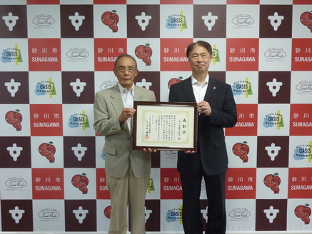 砂川市衛生組合の北川組合長（写真左）