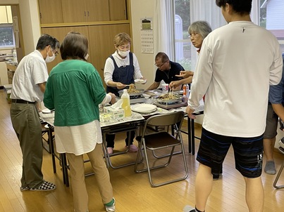 カセットコンロで焼肉や焼うどんを調理