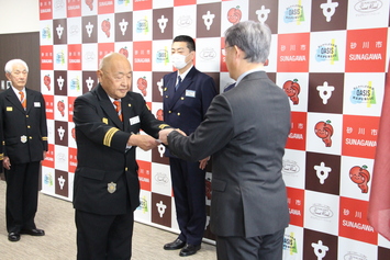 退任する奈井江消防団島不二彦団長