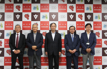 写真左から北海道三井化学安藤和徳社長、東京砂川会森田壮平会長、市長、三井化学淡輪敏会長、副市長