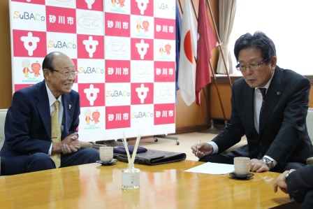 砂川市立病院長とお話している齊藤稔氏