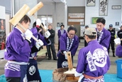 市長も参加し、餅つきをしている様子