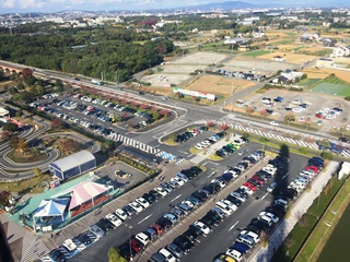 観覧車から駐車場を望む