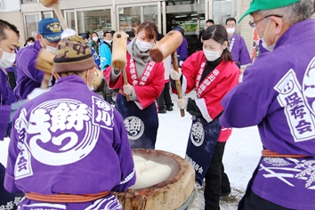 農協前、女性職員も参加