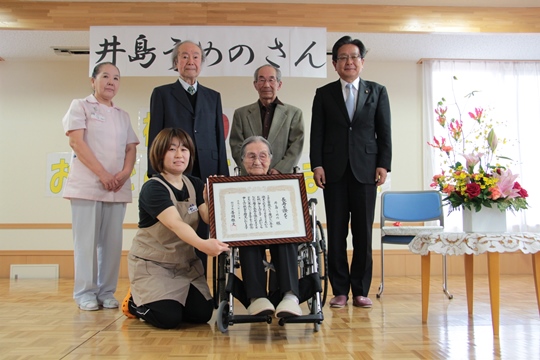 井島さんを囲んで記念撮影