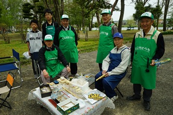 竹とんぼの作成指導にあたる「どこ竹そらち」の皆さん