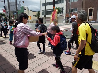 砂川ではスイートロード協議会が参加者にお菓子を配っていました