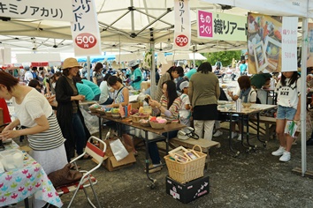 たくさんの人でにぎわった会場の風景