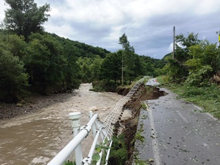 道道文珠砂川線に隣接するサイクリングロードとペンケ歌志内川