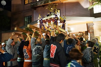 砂川を練り歩くおみこし