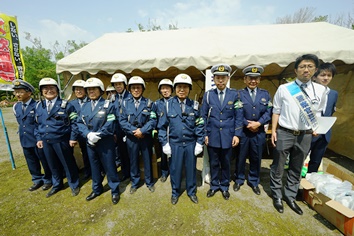 交通指導員会の皆さんと砂川警察署の皆さん。