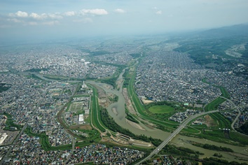 旭川市内手前石狩川で写真中央奥で忠別川と美瑛川が合流して石狩川に流れ込みます