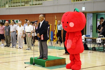 小関社会福祉協議会会長とみまもりんご