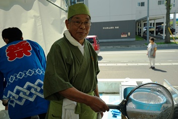 そばを茹でているのは幌加内からクルミアに来ている方とのこと