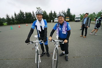 原田恵庭市長（右）と前田滝川市長