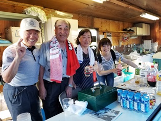 住さん（左）、青木さん（同2人目）