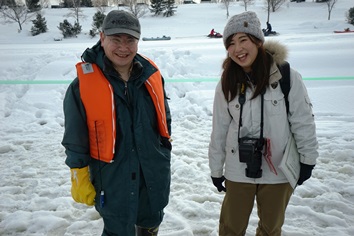 札幌開発建設部滝川河川事務所正木所長と道新若林記者