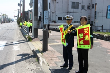 旗の波交通安全啓発運動