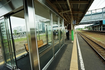 JR砂川駅ホーム待合室設置2