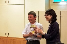 平間館長と菅井貴子さん