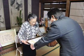 幡テイさん百歳おめでとうございます！