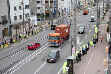 国道12号線の沿道に旗の波