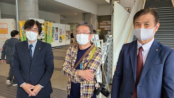 写真左から商工会議所其田会頭、プレス空知伊藤支局長、商工会議所作田専務理事