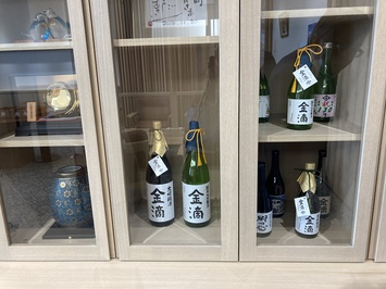 町長室の戸棚には金滴酒造のお酒が展示されていた