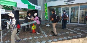 ミネラルウォーターやお菓子が配られスタートです