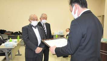 武藤和實元会長、渡辺勝郎前会長に感謝状・記念品の贈呈