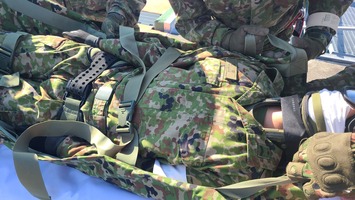 自衛隊のヘリから搬出される負傷した隊員