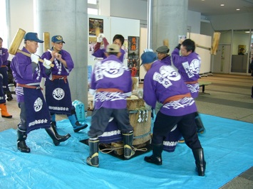 威勢よく餅をついてる様子