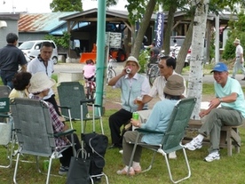 そば打ち祭の会場で談笑する風景