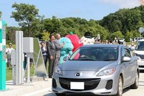 通行車両をお見送り