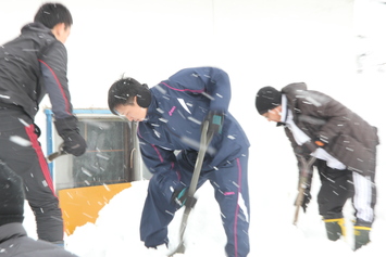 作業中は雪が振っていました