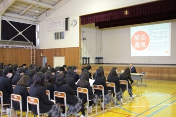 お酒を勧められても勇気を持って断りましょう