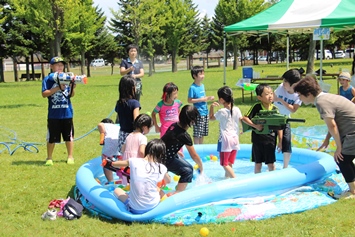 ビニールプールで水遊び